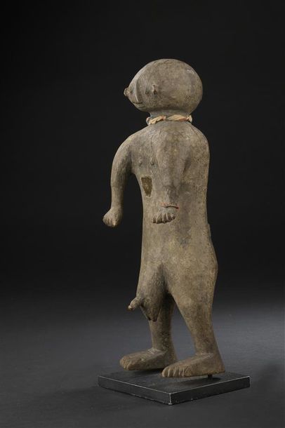 null Statuette Chamba/Montol
Nigeria
H. 28 cm
Puissante statuette Chamba/Montol figurant...