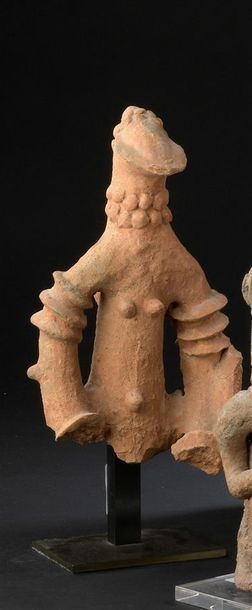 null Deux terre cuites
- Buste Bankoni
Mali 1300-1700 ap. J.-C.
H. 24 cm
Buste en...