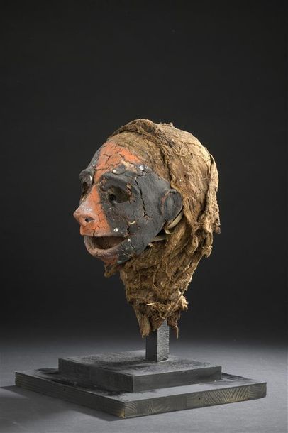 null Crâne surmodelé
Vanuatu
H. 24 cm
Ancien crâne surmodelé figurant un visage aux...