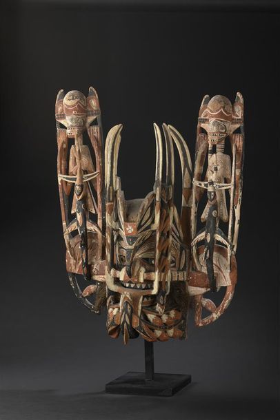 null Masque Matua
Nouvelle-Irlande, Ile du Nord
H. 64 cm

Provenance
Übersee-Museum,...