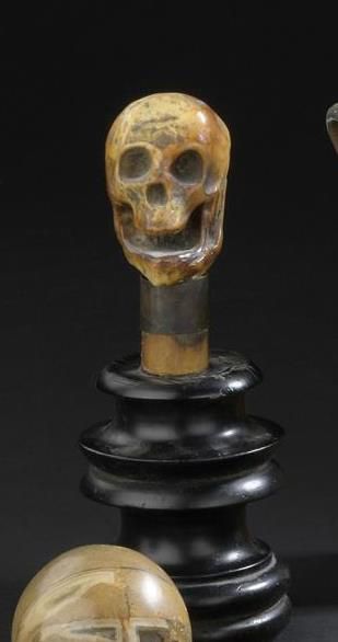 null Trois crânes vanité en os montés en pommeau de canne.
XIXe-XXe siècle