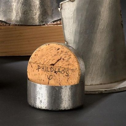 Philolaos Tloupas, dit PHILOLAOS (1923-2010) Suite de deux bouteilles et une boîte...