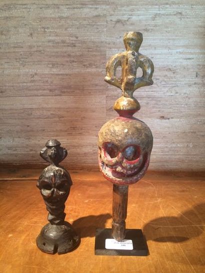 null Ensemble de deux objets rituels, Tibet, XIXe siecle
- Un hochet dont la poignée...