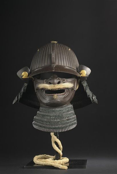 null Un casque japonais en fer naturel, de type SUJI BACHI, a soixante-deux lamelles
De...