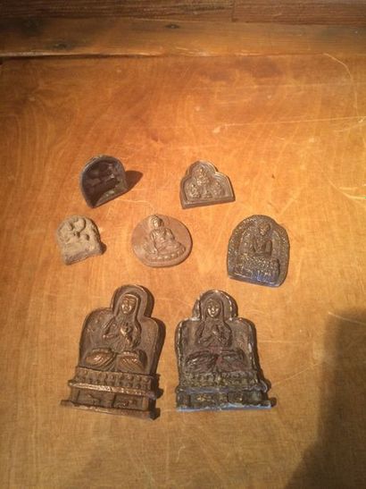 null Lot de six d'amulettes en bronze dont un moule et son empreinte en terre, Tibet
XXe...