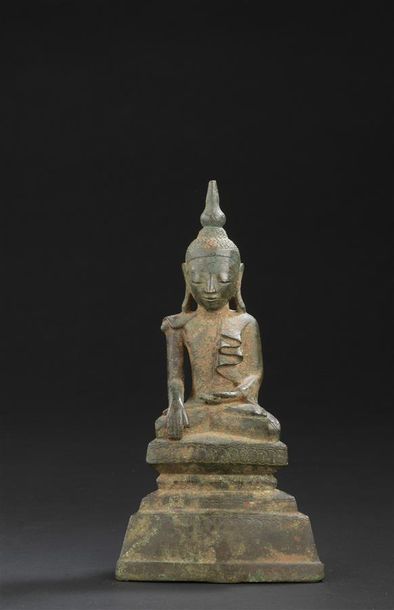 null Statuette de Buddha, Birmanie
Les mains en position de «bh?mispar?a-mudr?»
Bronze
XIXe...