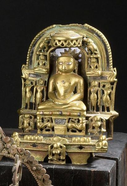 null Petit autel, Jain, Inde
Buddha assis en «padmasana» sur un socle, ses mains...