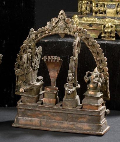 null Petit autel votif, Inde
Bronze
XIXe siecle
H. 16 cm