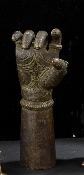null Ensemble comprenant:
- Poignée de sabre, Inde, bronze
H. 17 cm. (Non reproduit)
-...