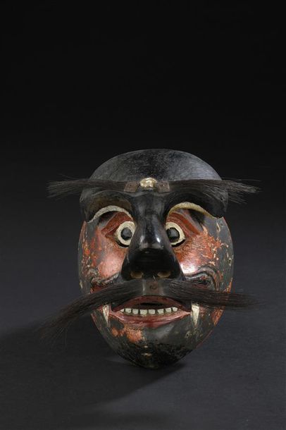 null Ensemble de deux masques de théâtre
- Le demi-masque, Bali
Bois peint, sourcils...