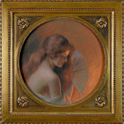 Attribué à Delphin ENJOLRAS (1857-1945) Femme à l'éventail
Pastel à vue ronde.
H....