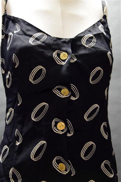 null CHANEL BOUTIQUE. Mini robe en crêpe noir imprimé à motifs de triple cercles...