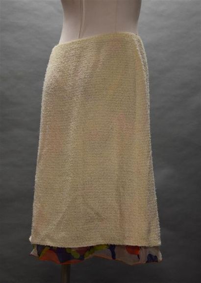 null CHANEL 2000 Lot comprenant une jupe courte droite en tweed blanc doublure dépassant...