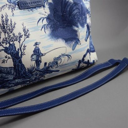 null LONGCHAMP. Sac cabas en toile coton imprimée façon toile de jouy marine, ciel...