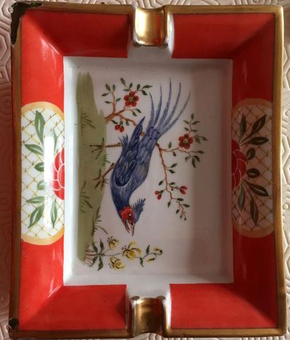 null 
HERMES Paris.


Cendrier en porcelaine de Limoges à décor d'un oiseau bleu...