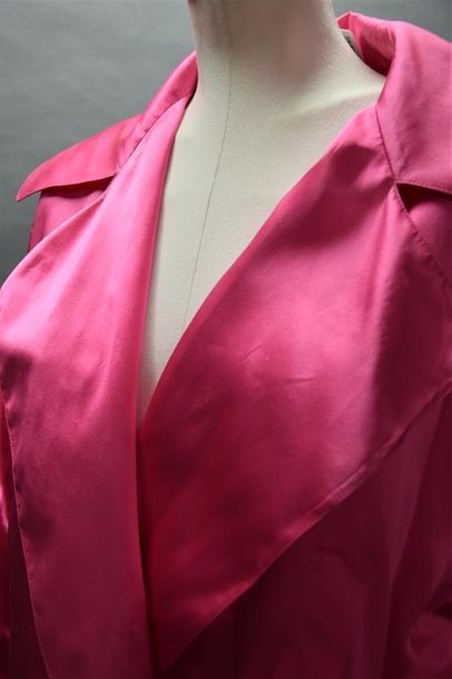 null GUY LAROCHE FEMME. Blouson en soie rose à large col châle cranté fermeture cache-cour,...