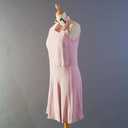 null JEAN PATOU Collection Boutique, circa 1960. Robe au genou en crêpe de soie rose...