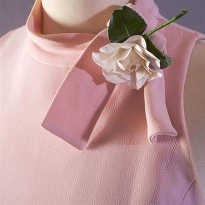 null JEAN PATOU Collection Boutique, circa 1960. Robe au genou en crêpe de soie rose...