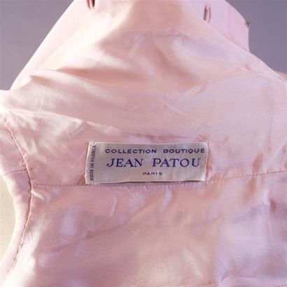 null JEAN PATOU Collection Boutique, circa 1960. Robe au genou en crêpe de soie rose...