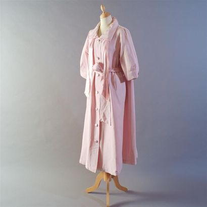 null MONY SIMY ODYS. Manteau du soir en ottoman rose pâle, col large agrémenté d'un...