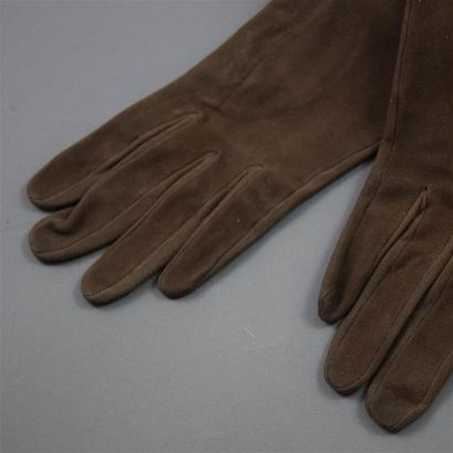 null HERMES Paris, circa 1965. Paire de gants de forme légérement évasées en veau...