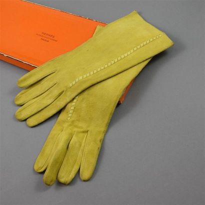 null HERMES Paris, circa 1965. Paire de gants de forme légérement évasées en peau...