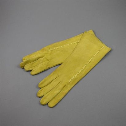 null HERMES Paris, circa 1965. Paire de gants de forme légérement évasées en peau...