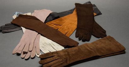 null HARRY, ANONYME. Lot comprenant 7 paires de gants long et mi long, l'une en cuir...
