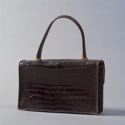 null HERMES Paris, Circa 1960 Sac Piano en crocodile marron, double fermoir poussoir...