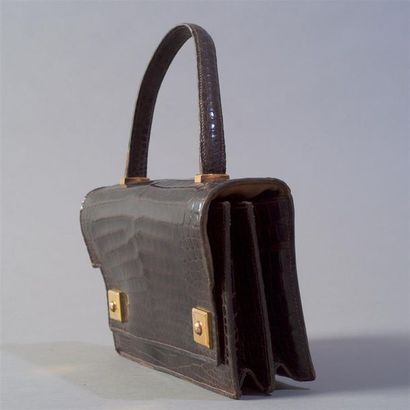 null HERMES Paris, Circa 1960 Sac Piano en crocodile marron, double fermoir poussoir...