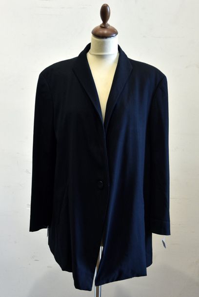 null ISSEY MIYAKE. Veste 7/8 en gabardine de laine noir, double col, simple boutonnage,...