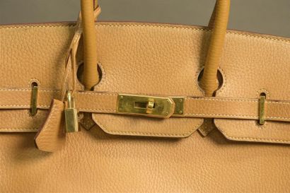 null HERMES Paris made in France.
Sac Birkin 35cm en cuir grainé beige, atteches...