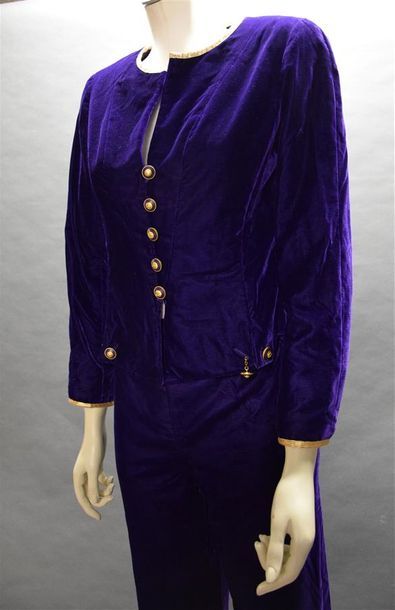 null CHANEL automne 93 Tailleur pantalon en velour violet, composé d'une veste à...