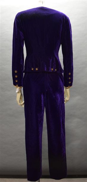 null CHANEL automne 93 Tailleur pantalon en velour violet, composé d'une veste à...
