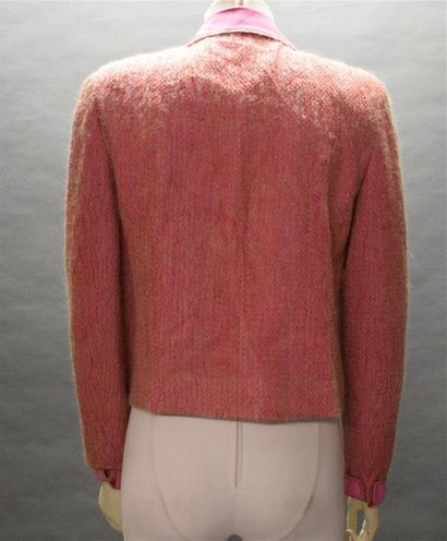 null CHANEL Croisière 2001. Veste de tailleur en mohair et soie rose, beige et orange,...