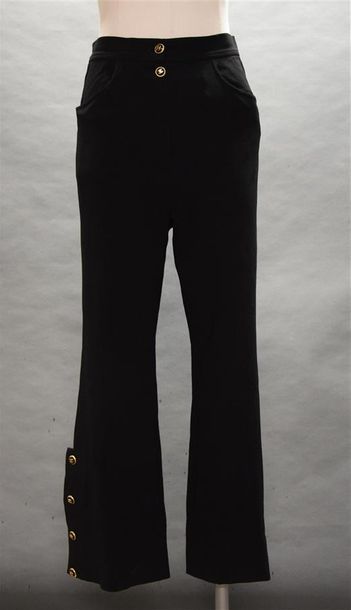 null CHANEL Pantalon large en jersey noir, simple boutonnage à la taille, deux poches...