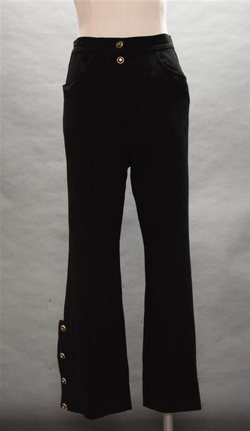 null CHANEL Pantalon large en jersey noir, simple boutonnage à la taille, deux poches...