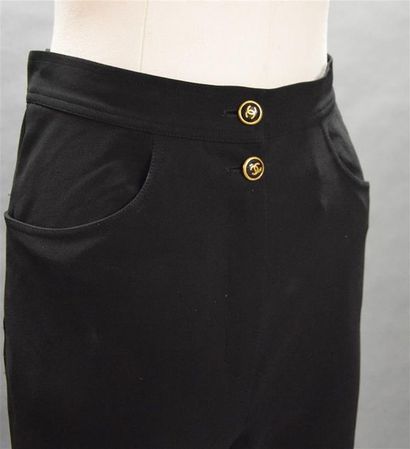 null CHANEL Pantalon large en jersey noir, simple boutonnage à la taille, deux poches...