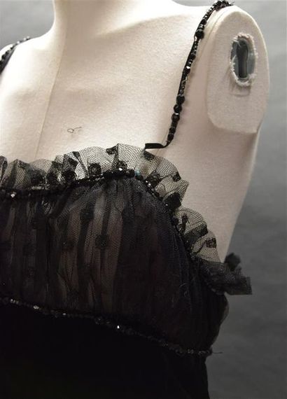 null GUY LAROCHE Collection par Elbaz
Robe courte en velours noir, tour de poitrine...