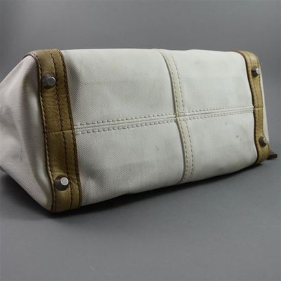 null CHLOE. Sac en toile enduite blanche et cuir beige, fermeture à glissière, double...