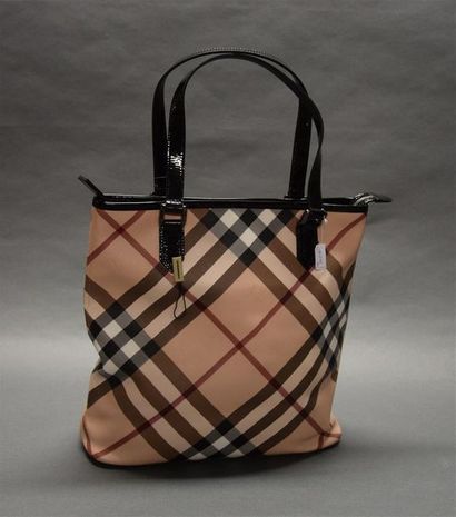 null BURBERRY Sac en toile enduite imprimée tartan et cuir vernis noir, fermeture...