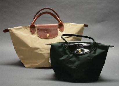 null LONGCHAMP Lot comprenant deux sacs pliages, l'un XS en cuir verni et toile vert...