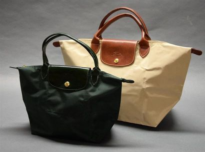null LONGCHAMP Lot comprenant deux sacs pliages, l'un XS en cuir verni et toile vert...