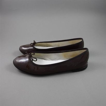 null REPETTO Paris. Paire de ballerine Cendrillon en cuir vernis marron, tour de...