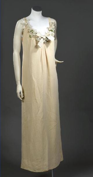 null MOLYNEUX haute couture Robe longue en crêpe mousseline de soie beige, fines...