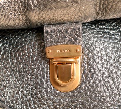 null PRADA Petit sac en cuir grainé argent, fermoir cartable en métal doré sur rabat,...