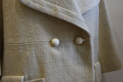 null CHLOE
Circa 1964, veste en toile ivoire, à large col cranté arrondi, double...