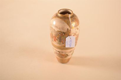 Art d'Asie JAPON, Satsuma Deux vases en porcelaine à décor doré de fleurs, de branchages...