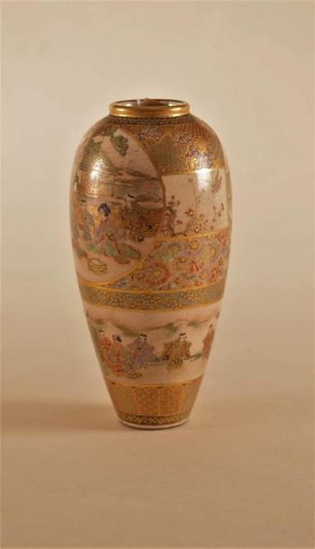 Art d'Asie JAPON, Satsuma Deux vases en porcelaine à décor doré de fleurs, de branchages...