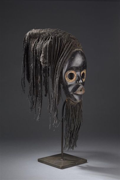 Arts africains Masque Dan (coiffe) en bois sculpté et fibres formant une barbe et...